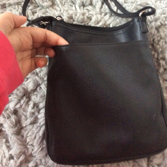 Black medium sized crossbody bag. - Picture 2 of 2